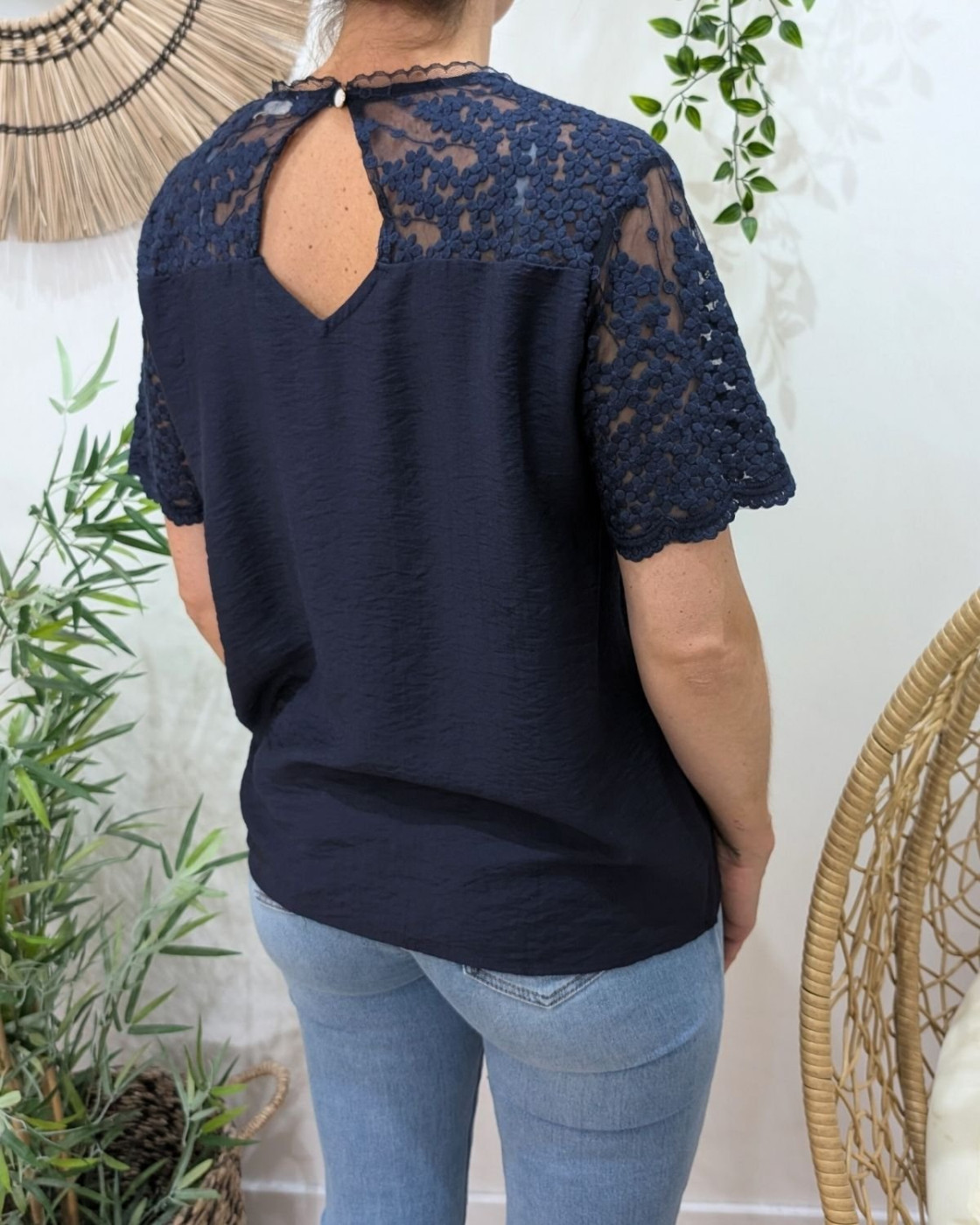 Blouse femme bleu marine manches et dos dentelle fleurie Elaria