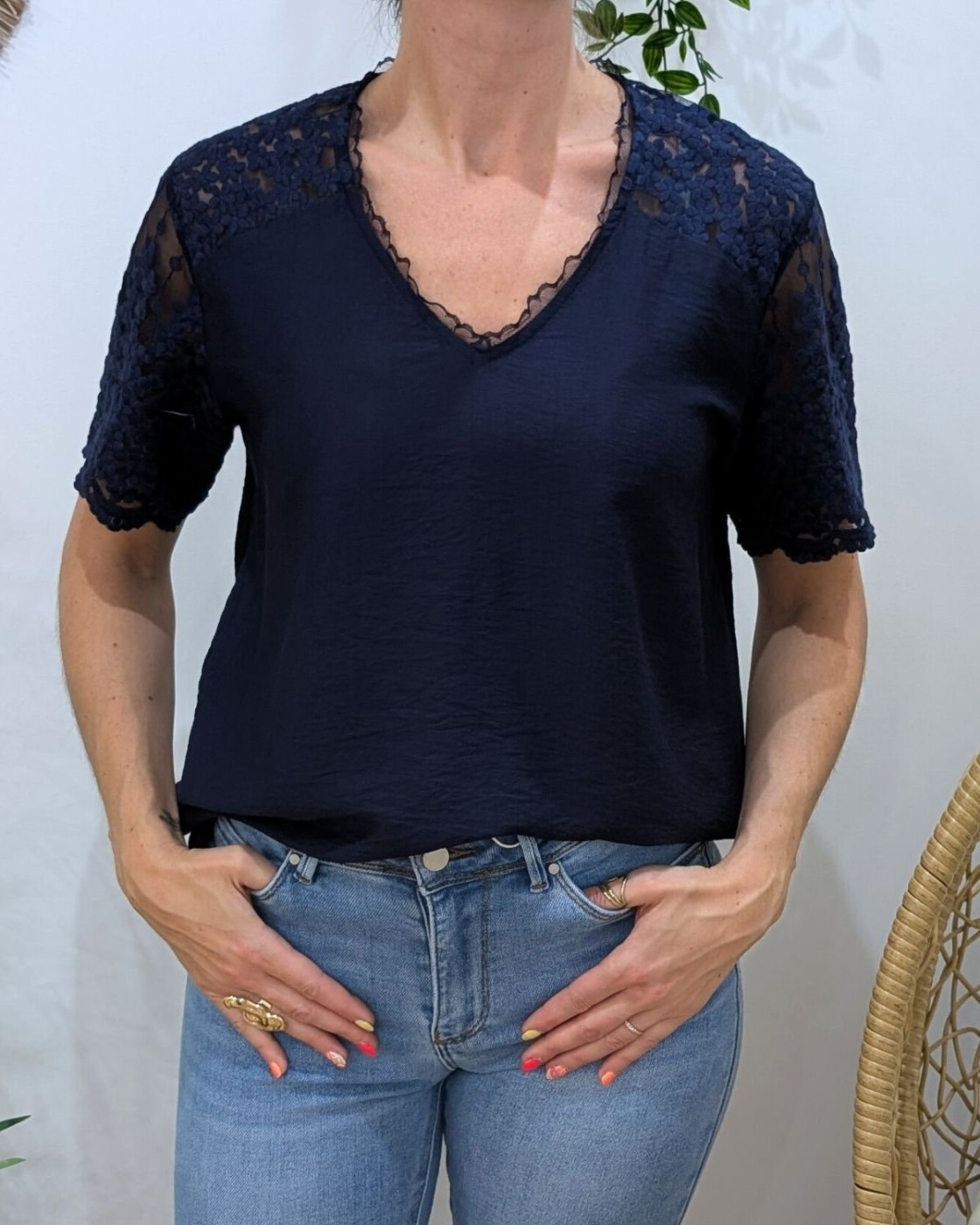 Blouse femme bleu marine manches et dos dentelle fleurie Elaria