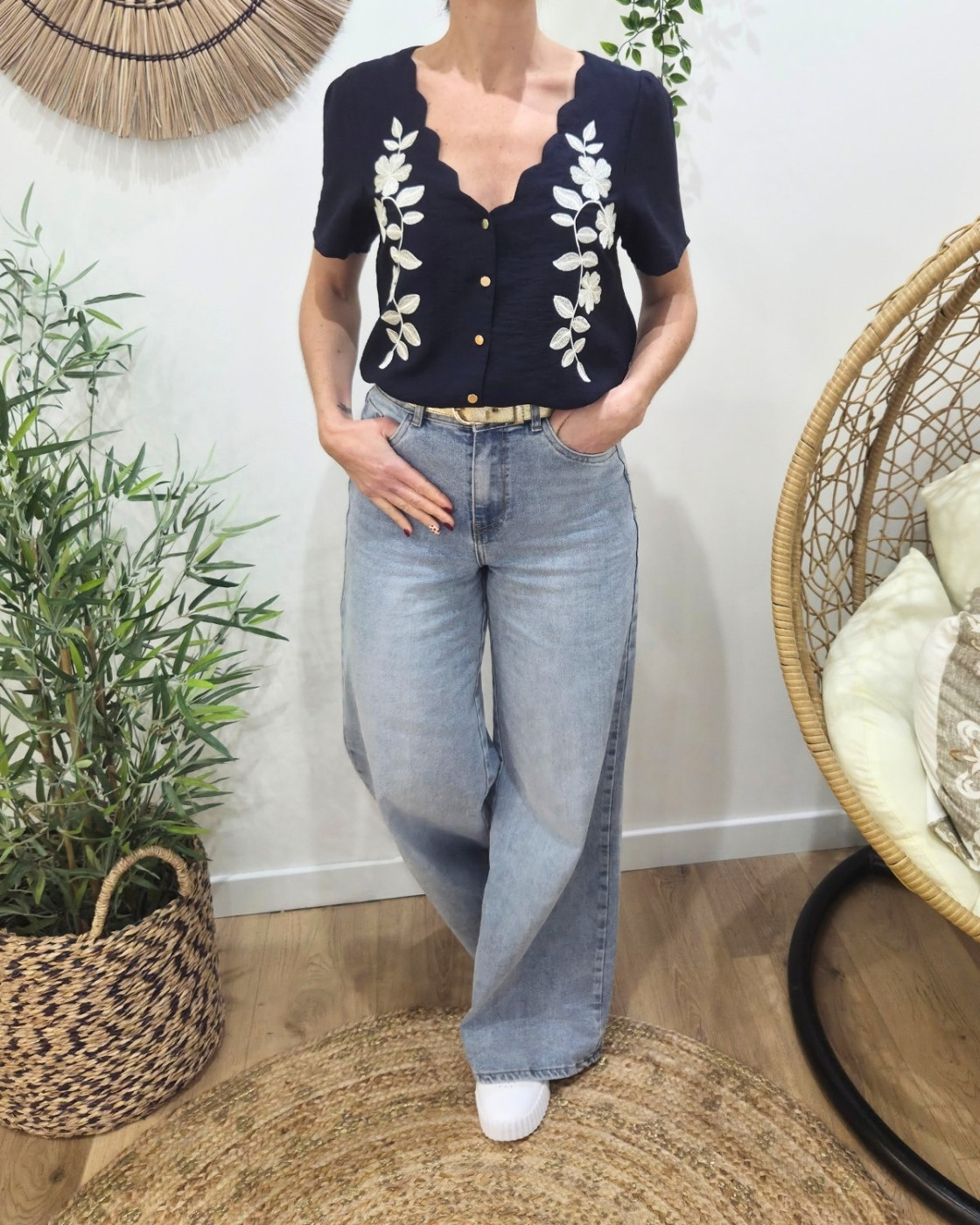 Blouse femme manches courtes marine broderies fleurs blanches 