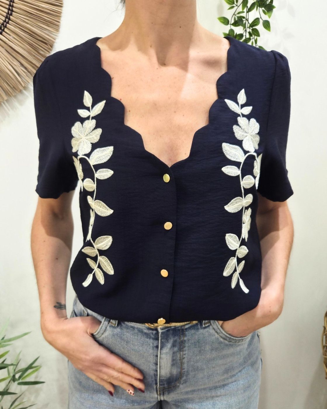 Blouse femme manches courtes marine broderies fleurs blanches 