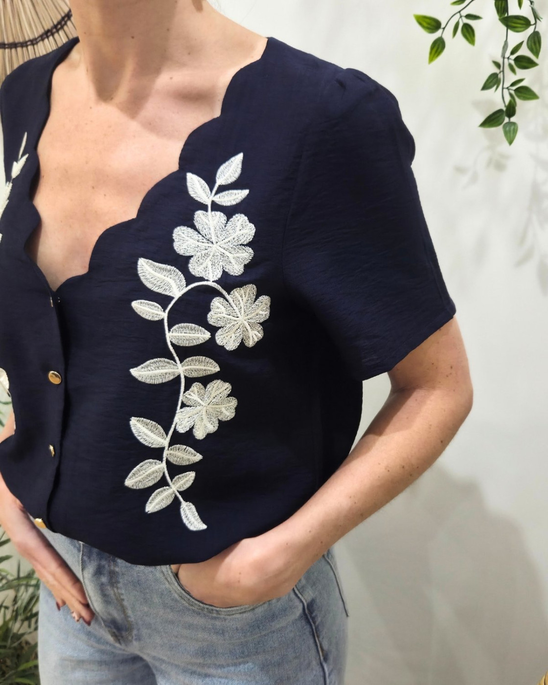Blouse femme manches courtes marine broderies fleurs blanches 