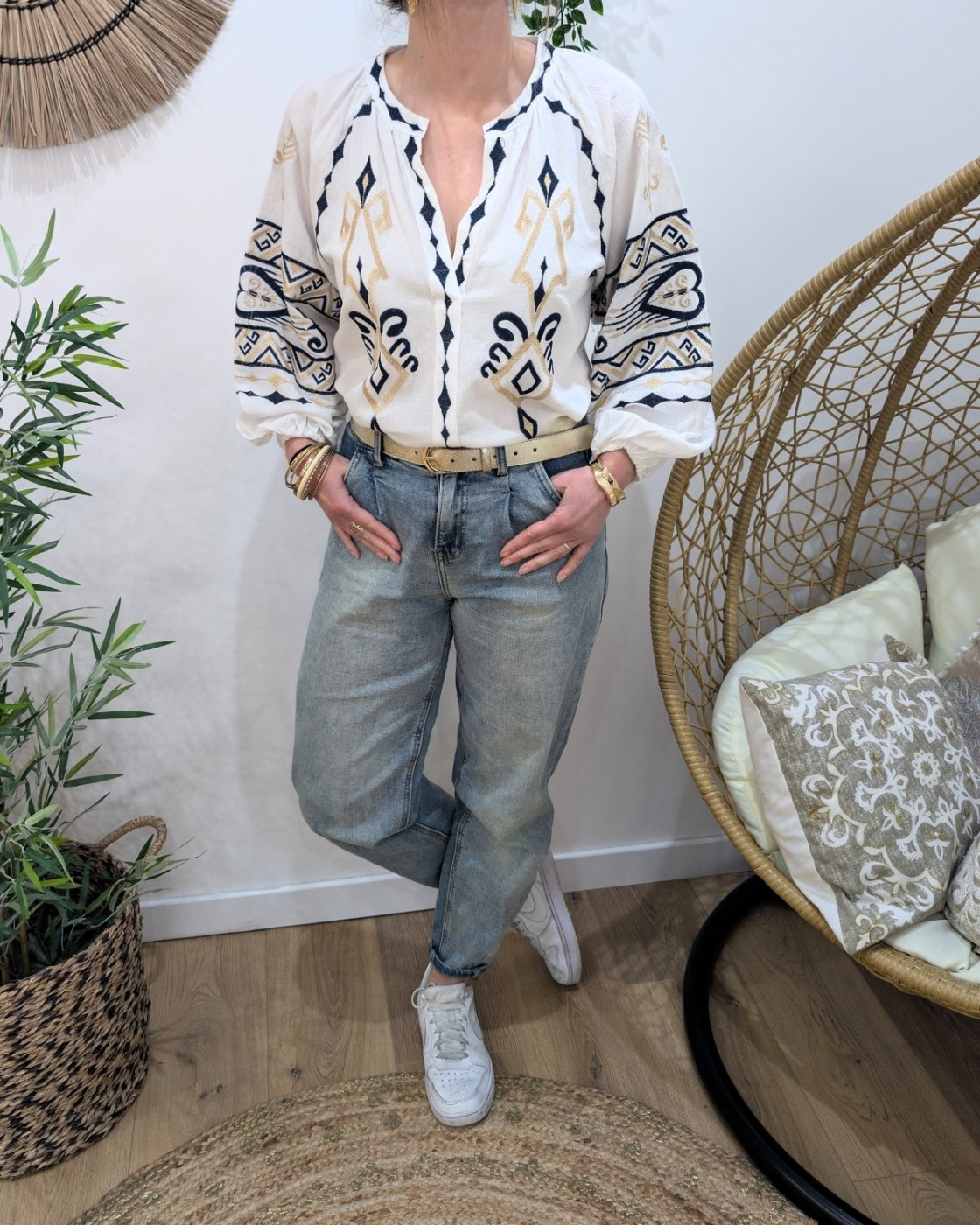 Blouse femme écru manches longues broderies marine et doré