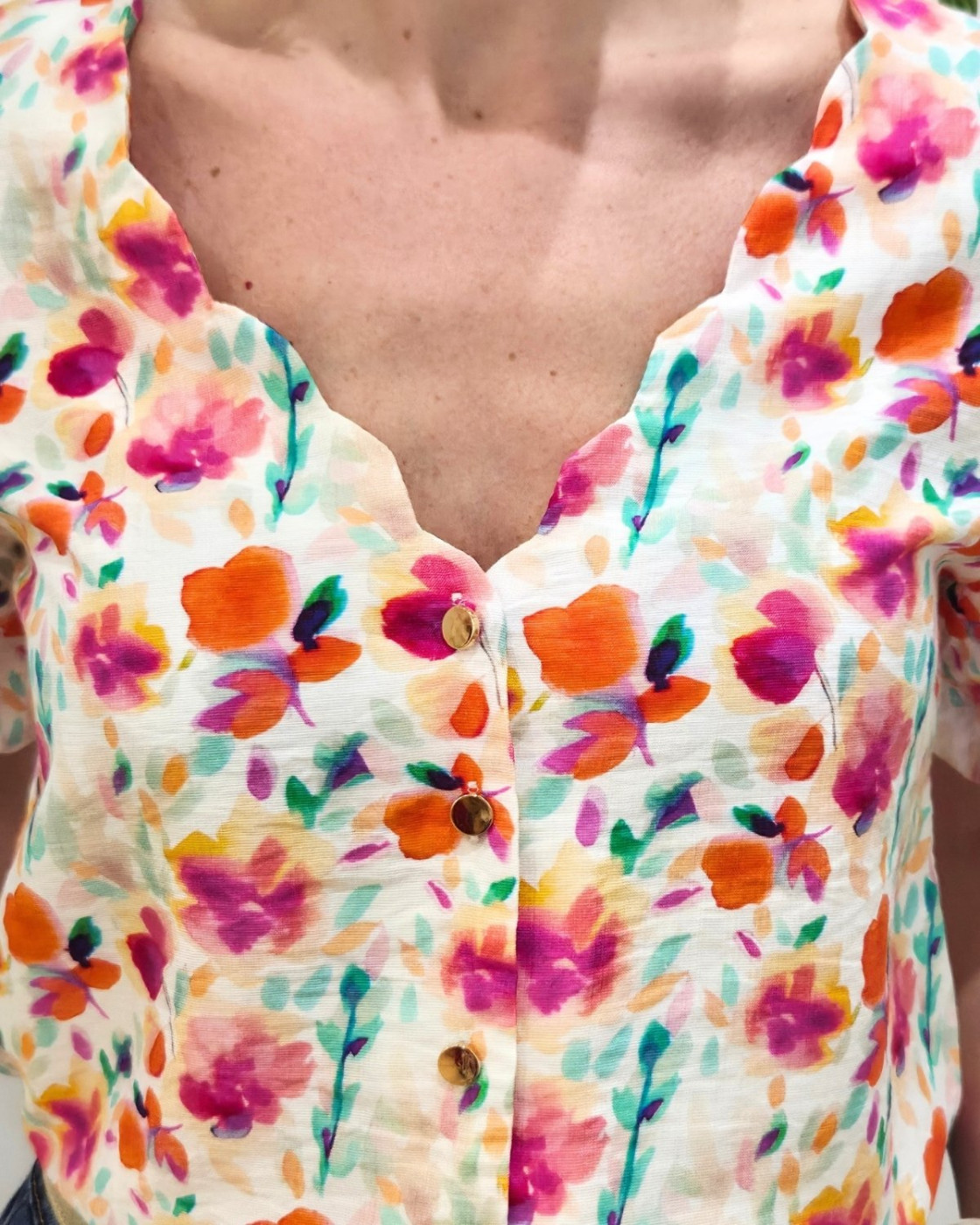 Blouse femme manches courtes écrue imprimés fleuris oranges fuchsia multicolores