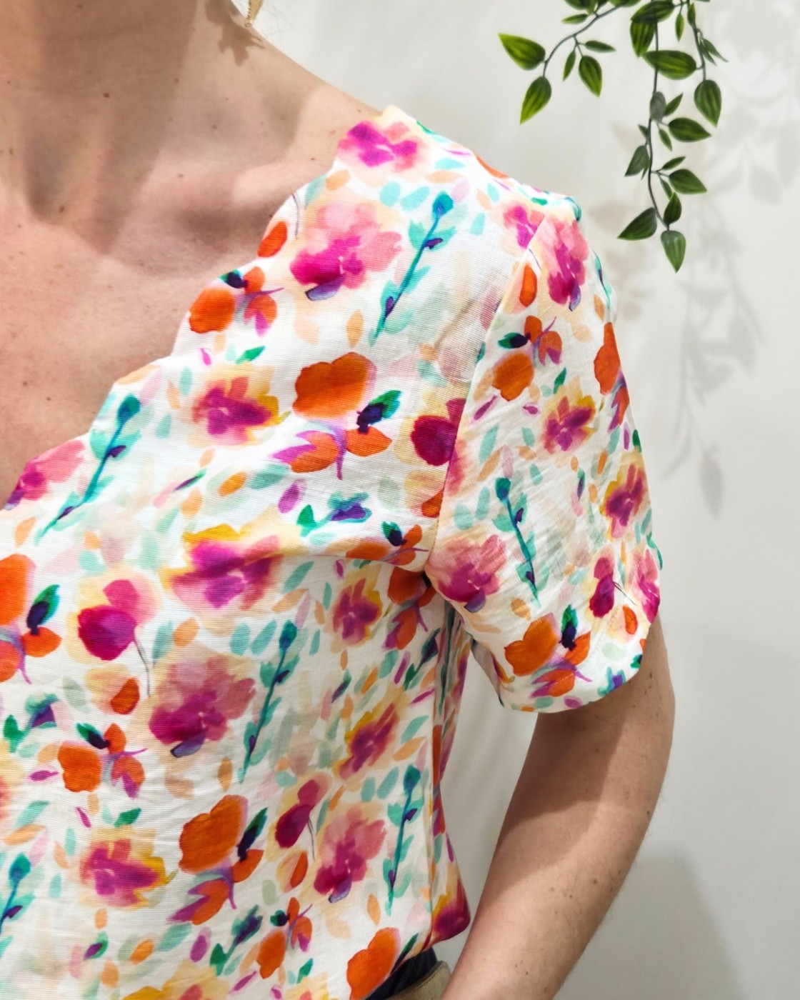 Blouse femme manches courtes écrue imprimés fleuris oranges fuchsia multicolores