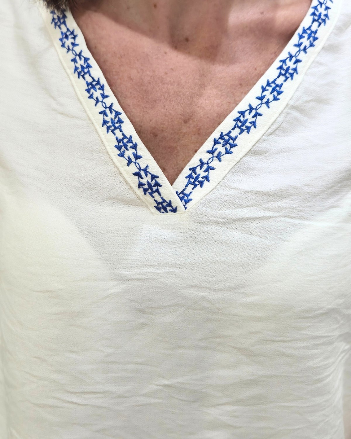 Blouse femme écrue manches 3/4 broderies bleues Estella
