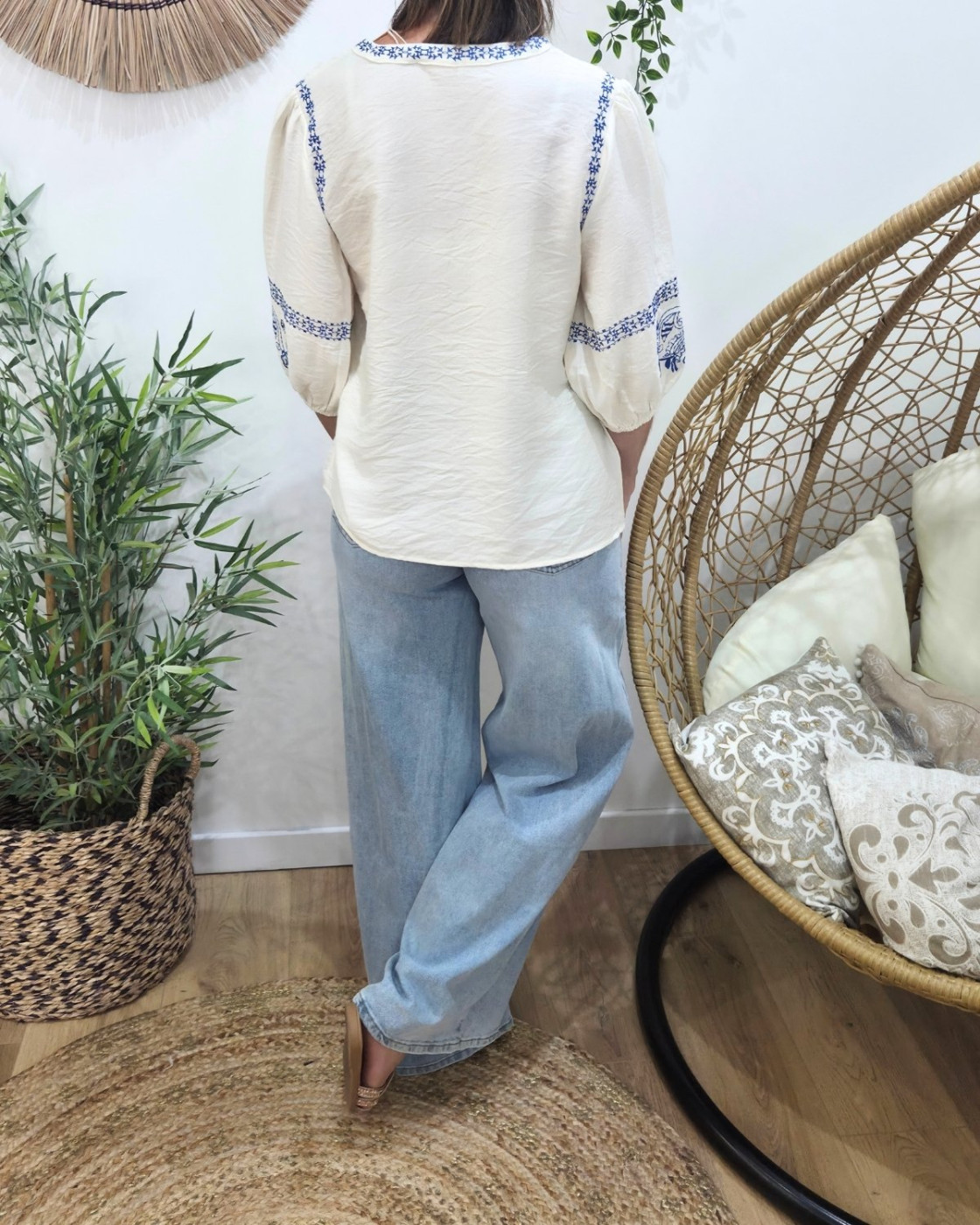 Blouse femme écrue manches 3/4 broderies bleues Estella