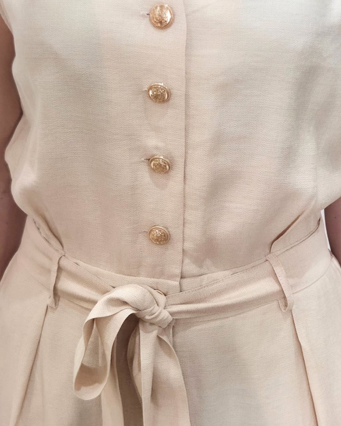 Combinaison femme beige boutons dorés Sira