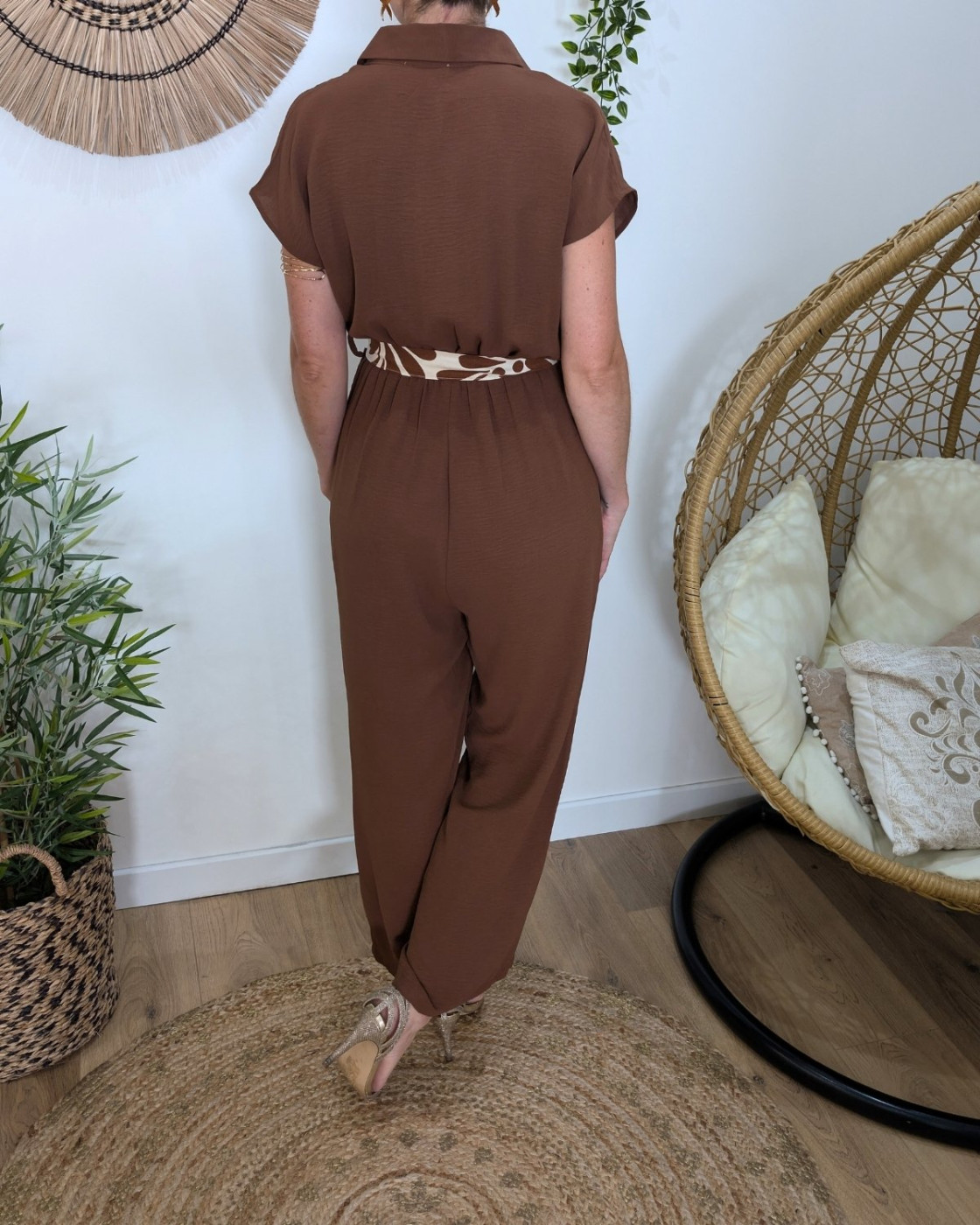 Combinaison femme marron manches courtes ceinture à motifs