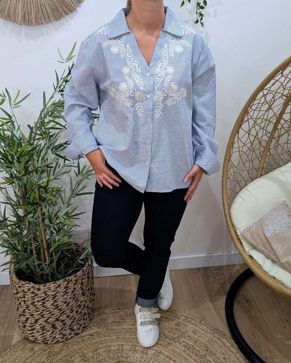 Chemisier femme rayé bleu et blanc broderies feuillages