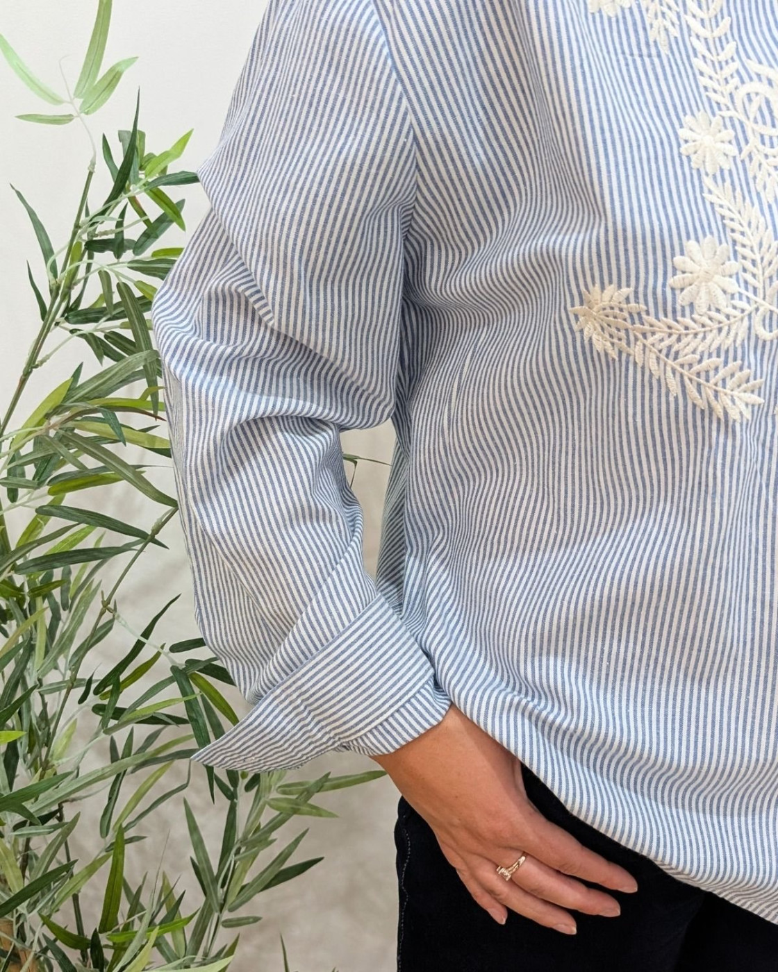 Chemisier femme rayé bleu et blanc broderies feuillages