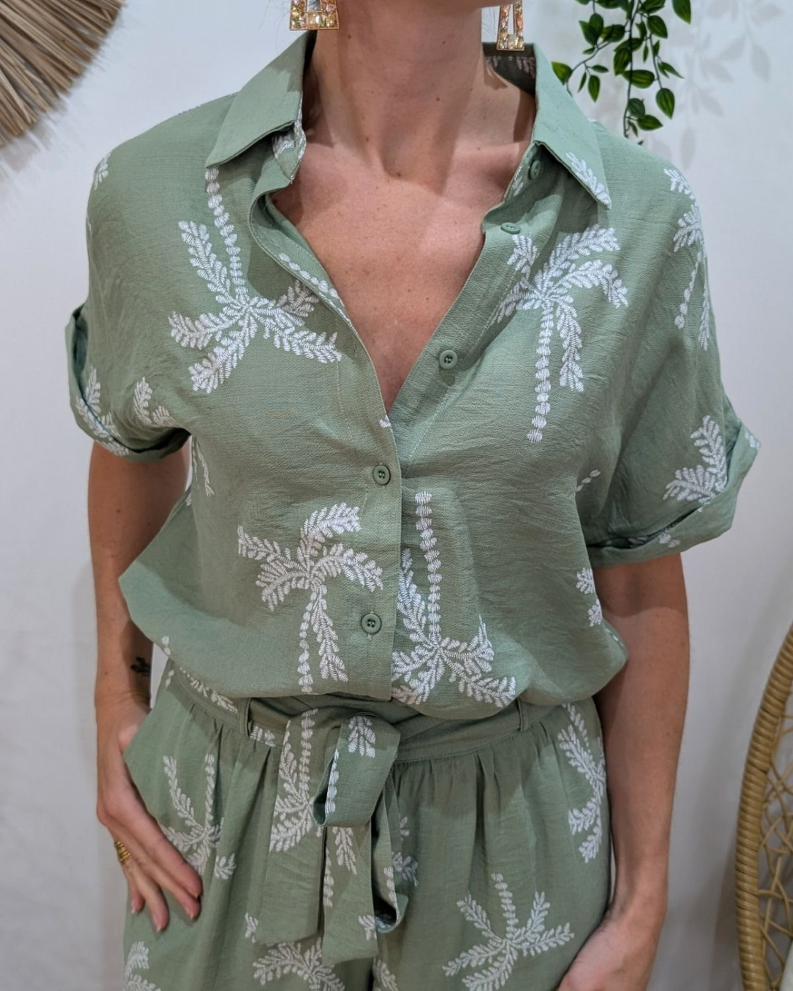 Chemisier femme vert amande palmiers blancs