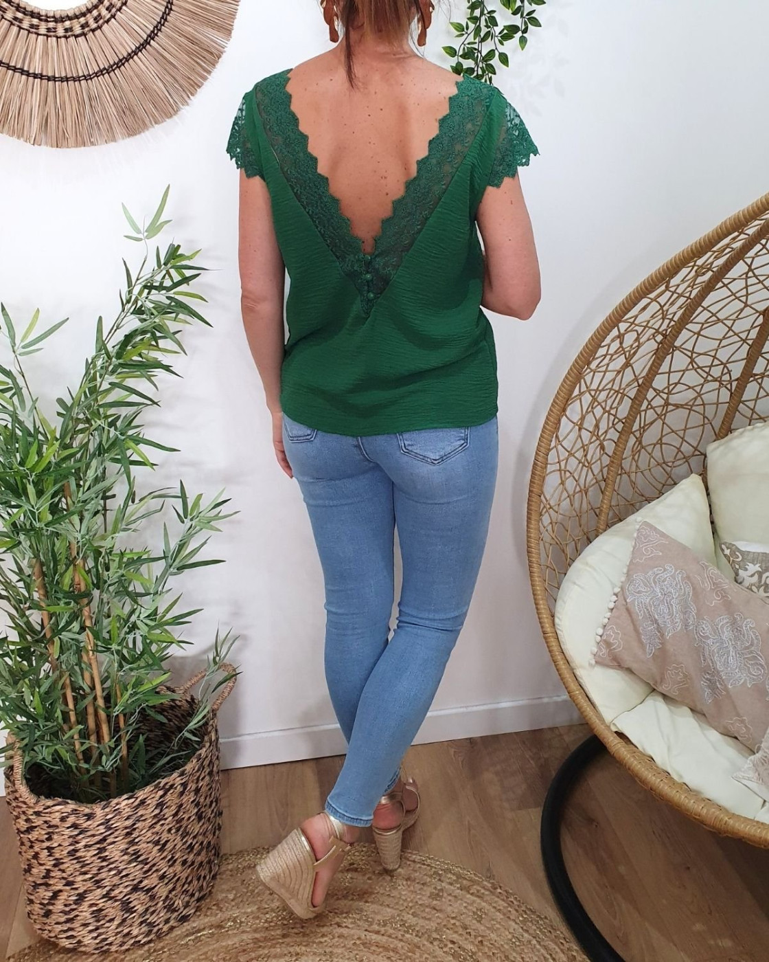 Blouse femme verte dos et manches dentelle Enya