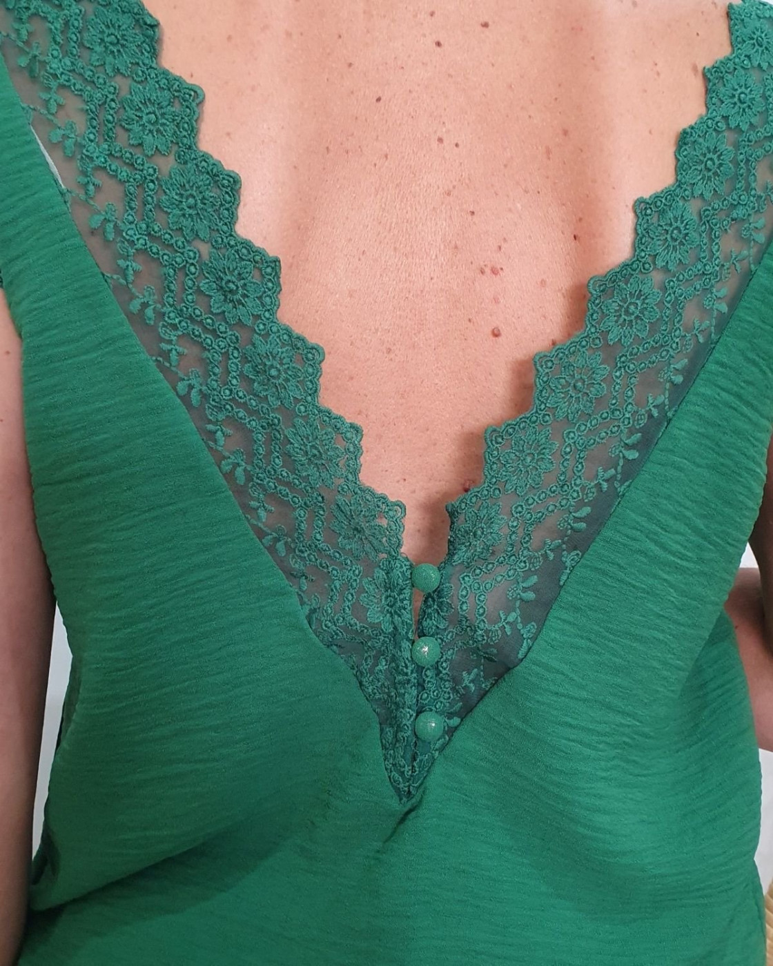 Blouse femme verte dos et manches dentelle Enya