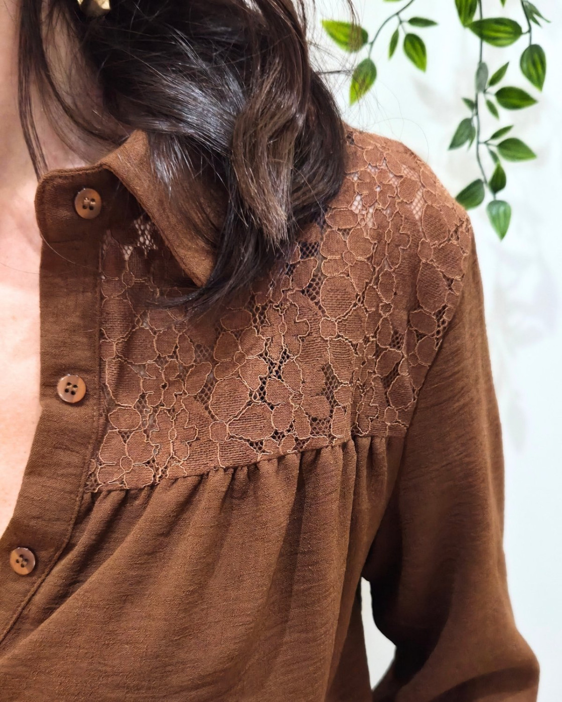 Chemisier femme marron poitrine dentelle Olwen