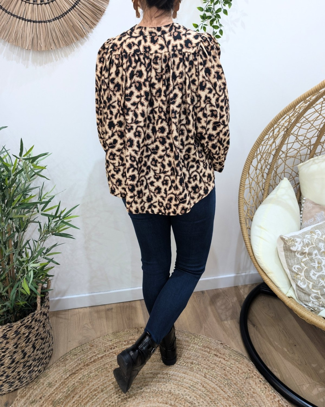 Chemisier femme noir motifs fleuris beiges et camels Isabelle