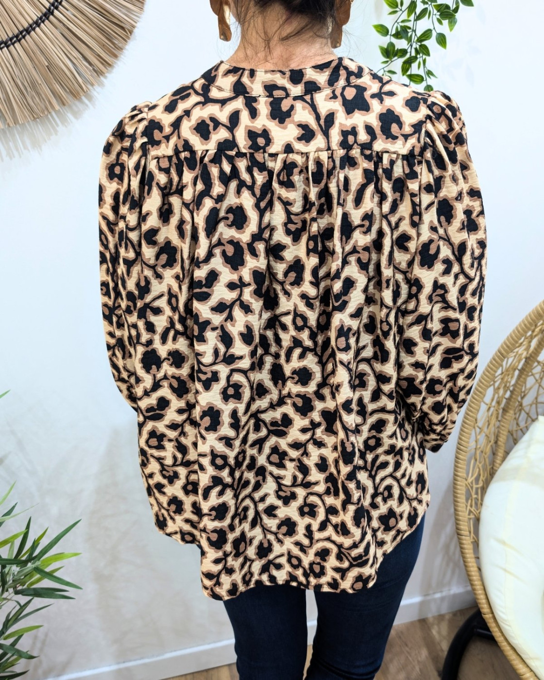 Chemisier femme noir motifs fleuris beiges et camels Isabelle