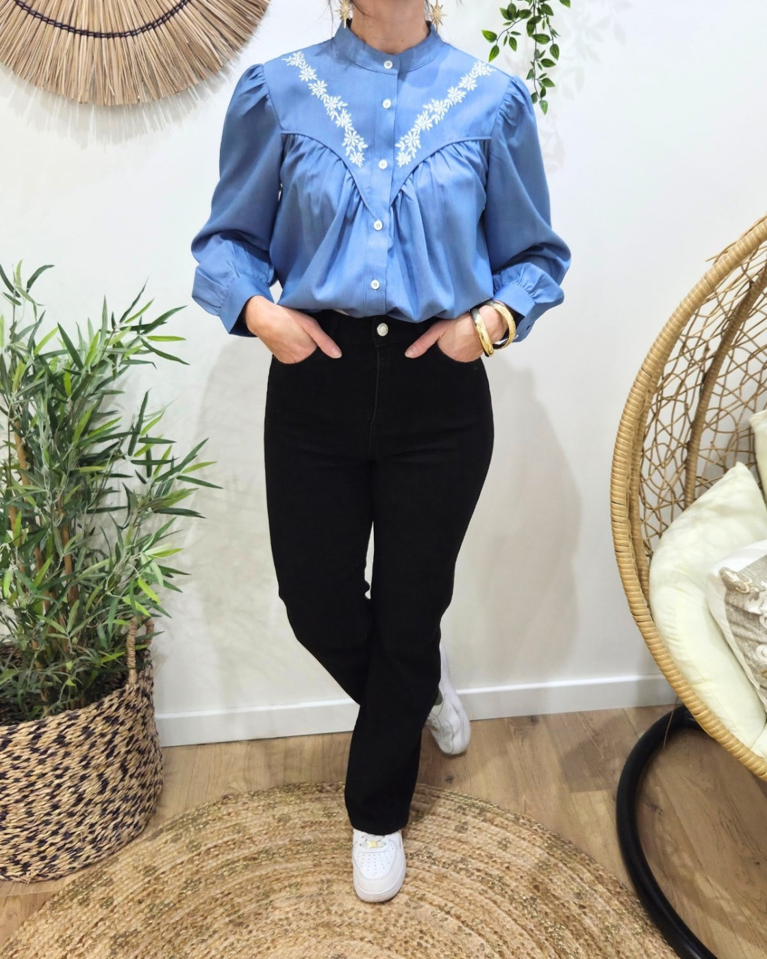 Chemisier femme bleu jean fleurs brodées blanches