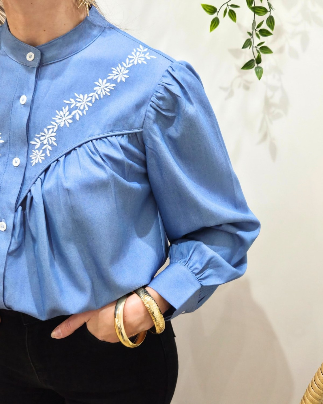 Chemisier femme bleu jean fleurs brodées blanches