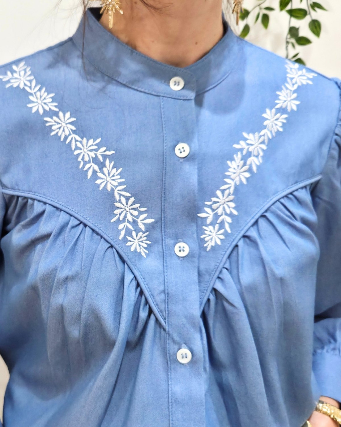 Chemisier femme bleu jean fleurs brodées blanches