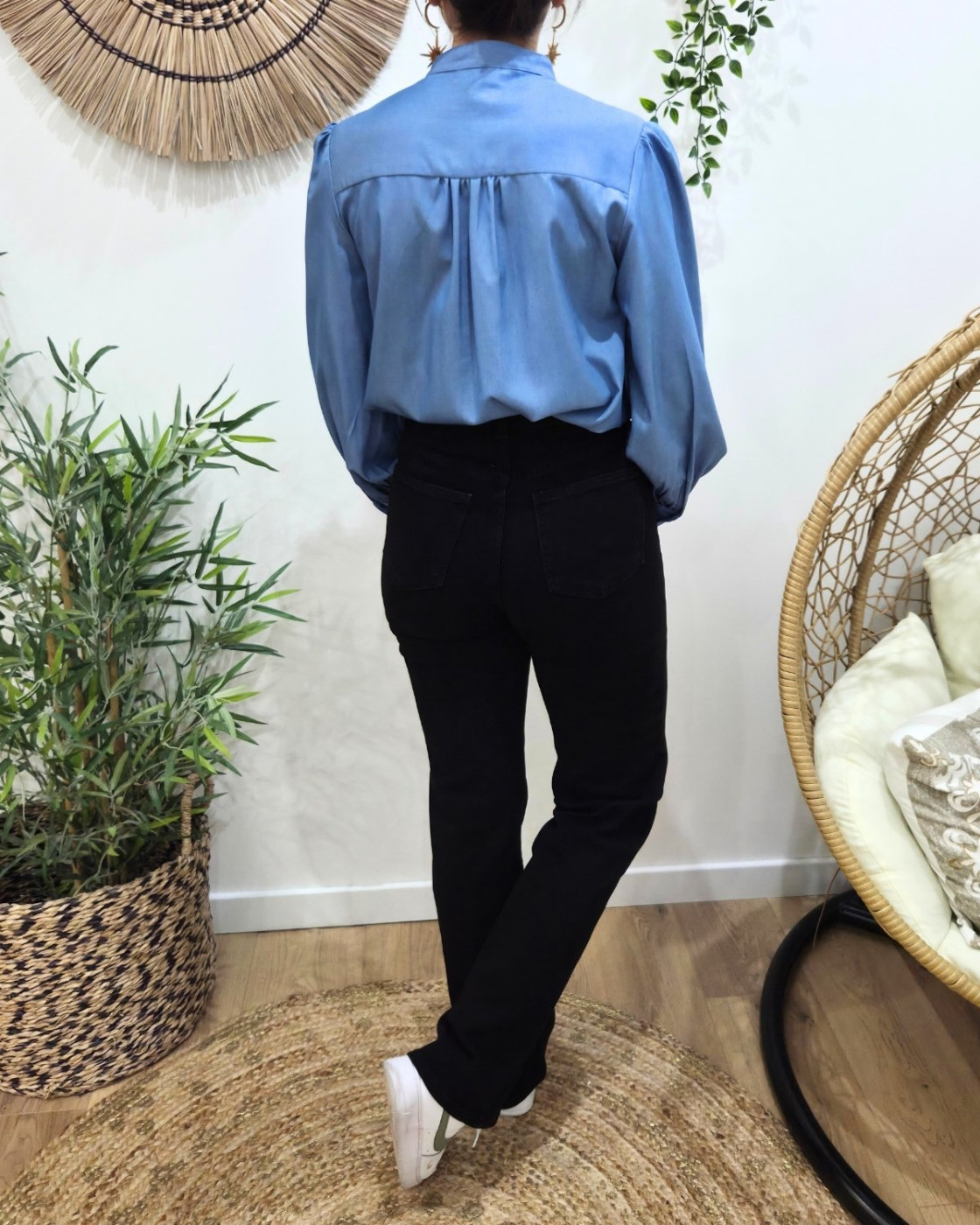 Chemisier femme bleu jean fleurs brodées blanches