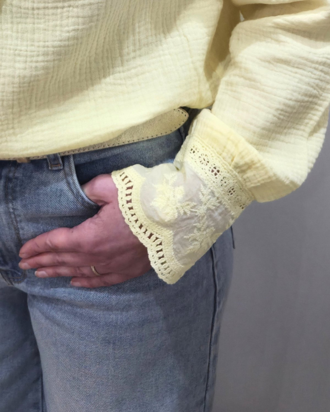 Chemisier femme jaune manches et poitrine brodées Rhea