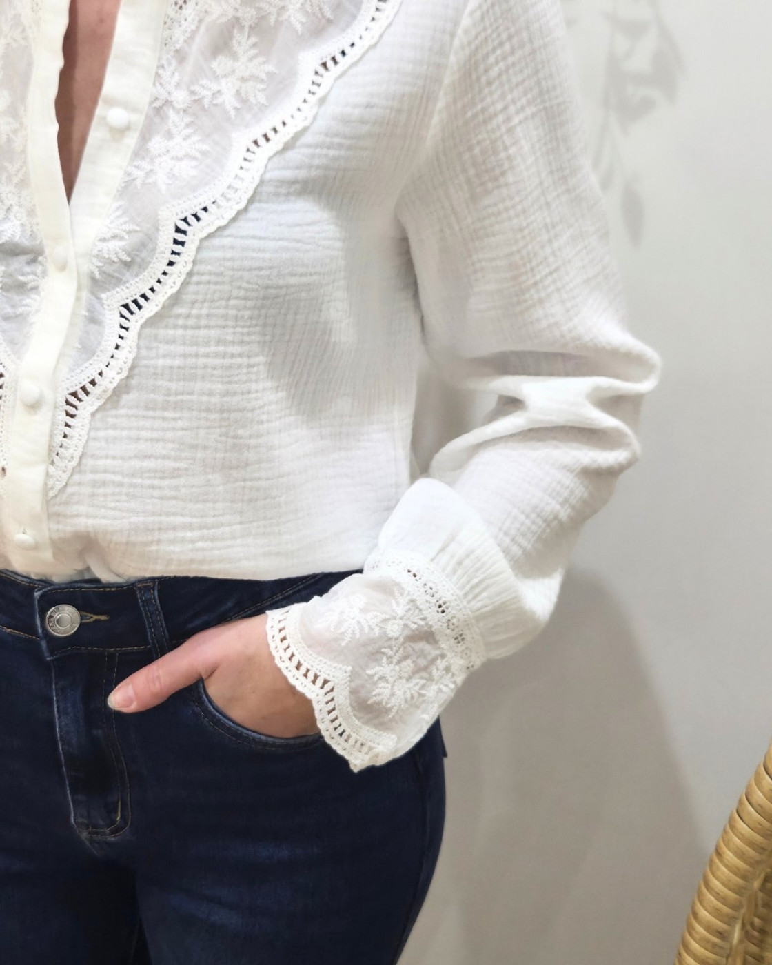 Chemisier femme écru manches et poitrine brodées Rhea