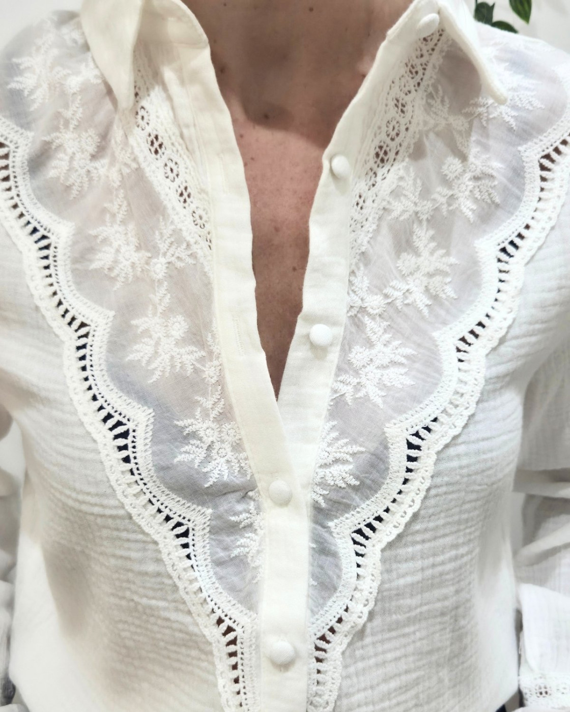 Chemisier femme écru manches et poitrine brodées Rhea
