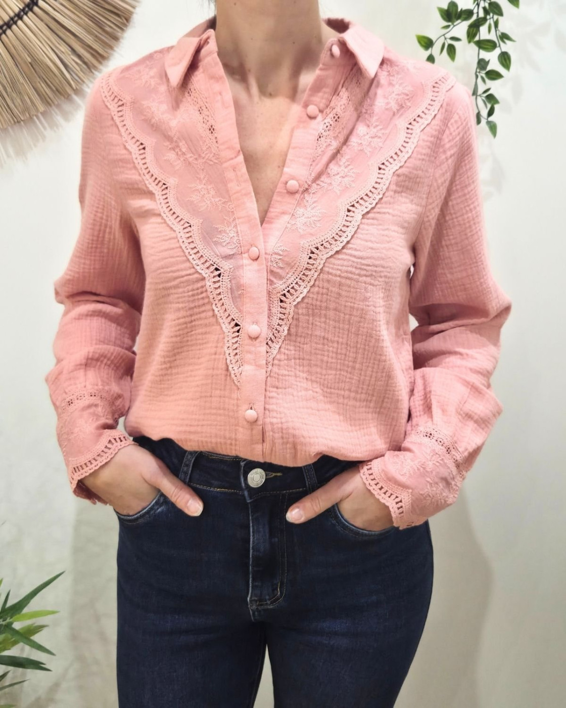 Chemisier femme rose manches et poitrine brodées Rhea