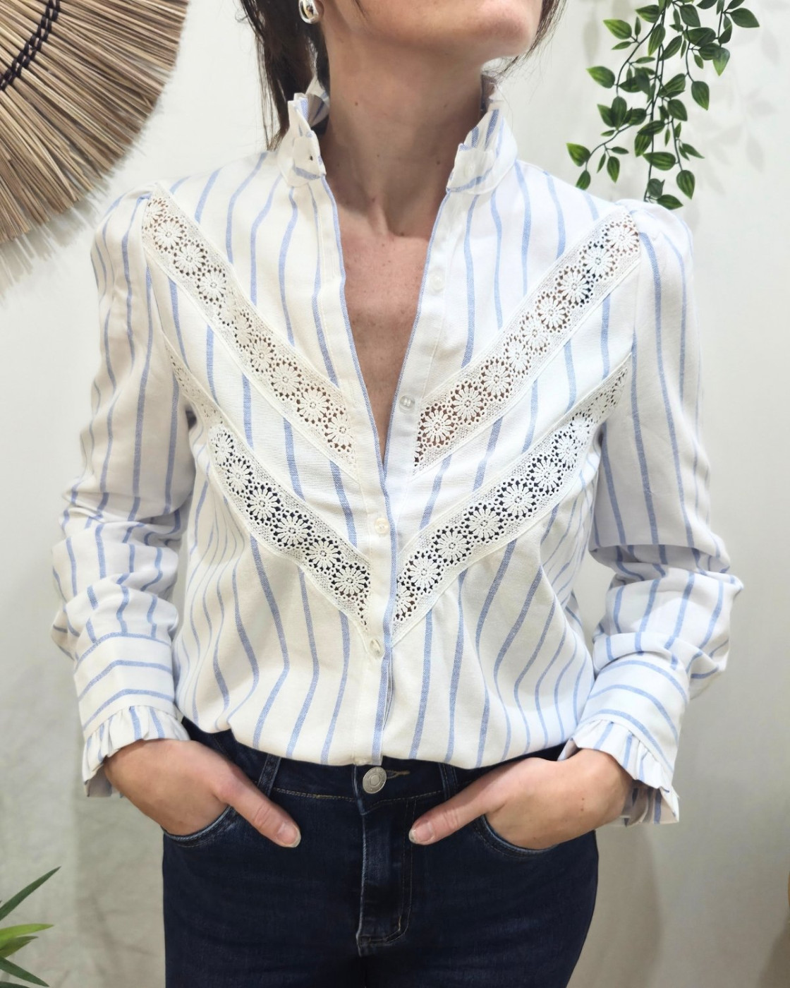 Chemisier femme rayé blanc et ciel broderies fleuries Inaya