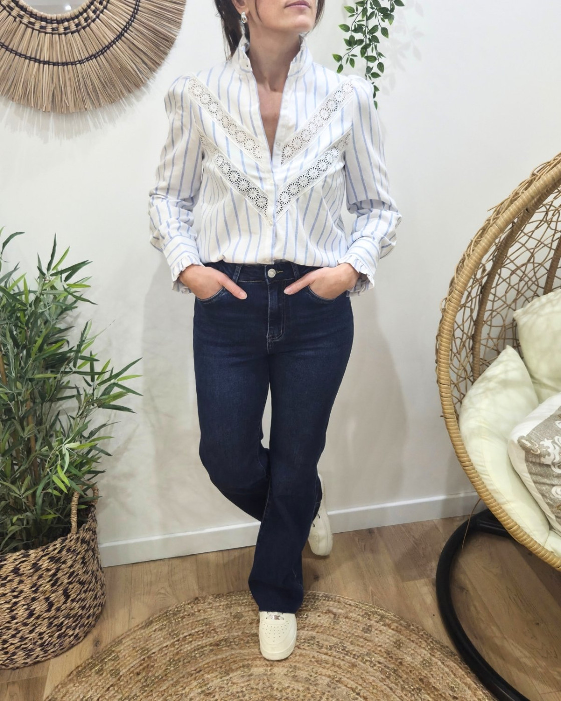 Chemisier femme rayé blanc et ciel broderies fleuries Inaya