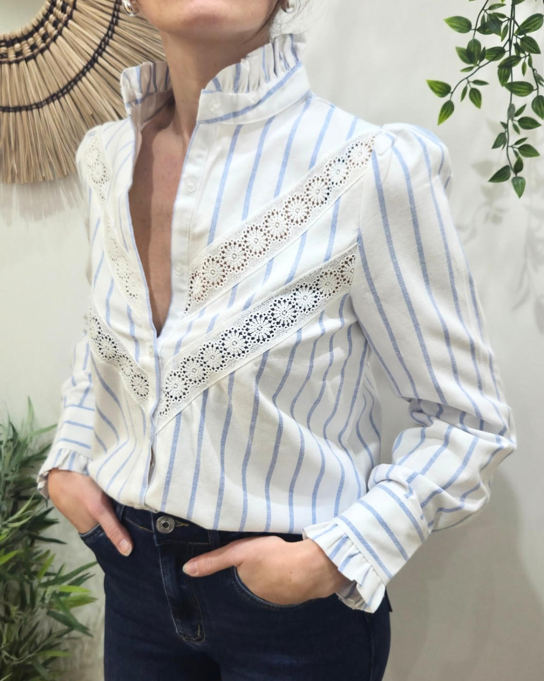 Chemisier femme rayé blanc et ciel broderies fleuries Inaya