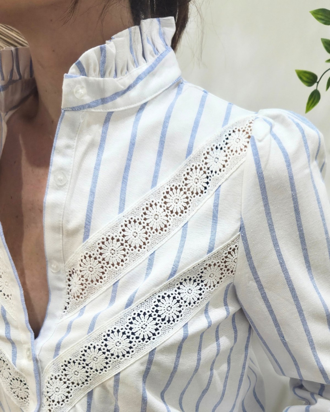 Chemisier femme rayé blanc et ciel broderies fleuries Inaya
