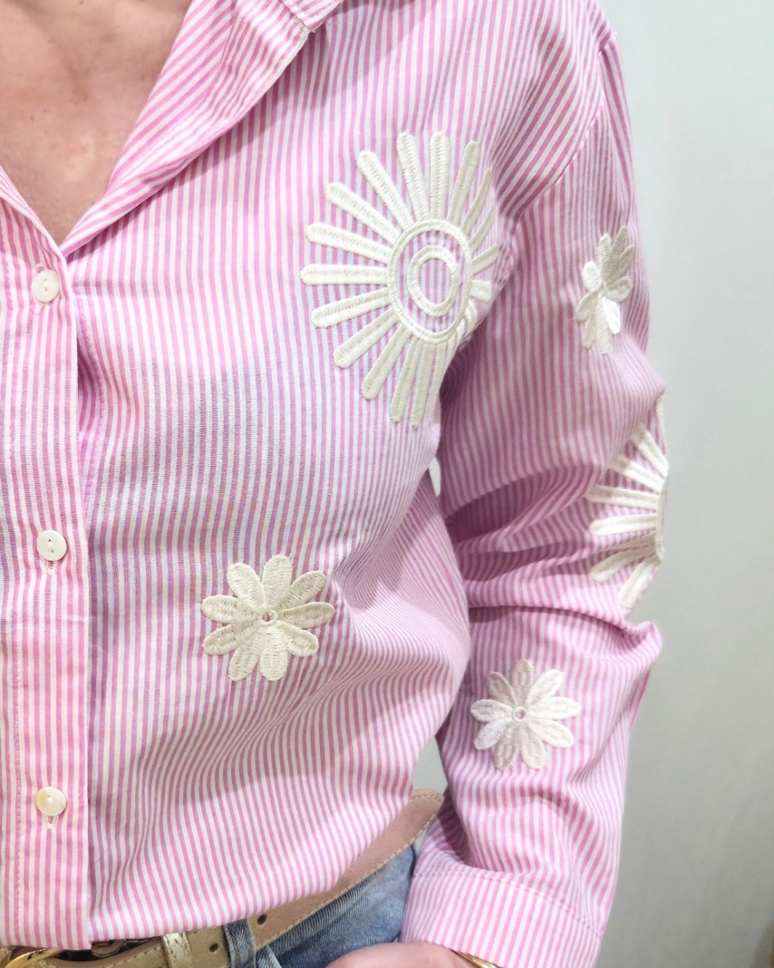 Chemisier femme rayé rose et blanc broderies fleurs