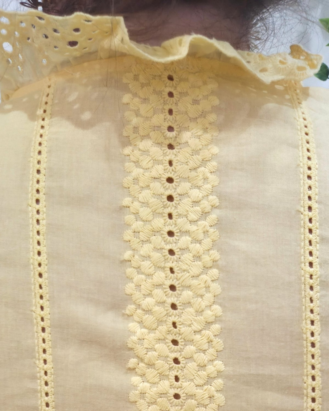 Chemisier femme jaune broderies fleuries ajourées Leonora