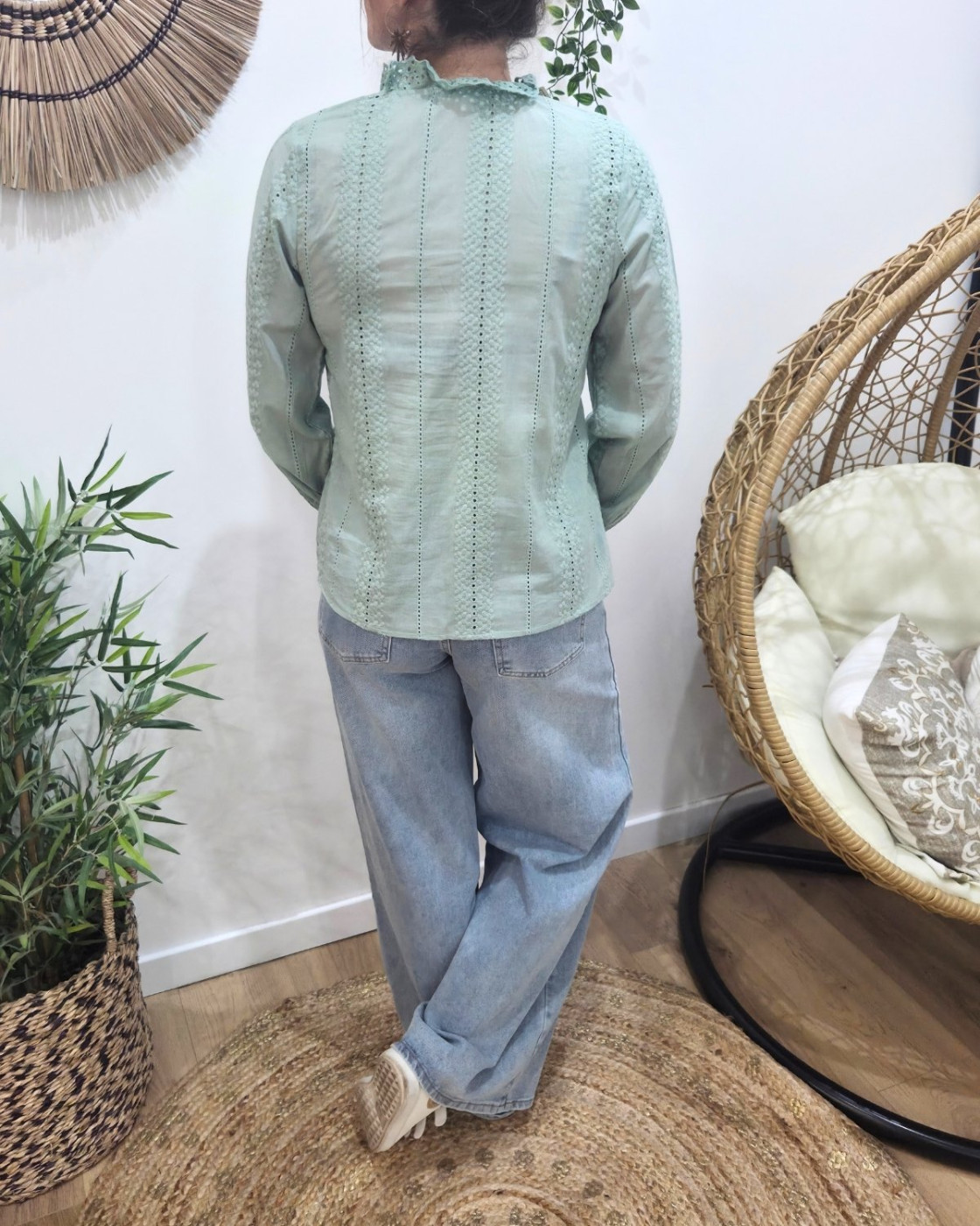 Chemisier femme vert d'eau broderies fleuries ajourées Leonora