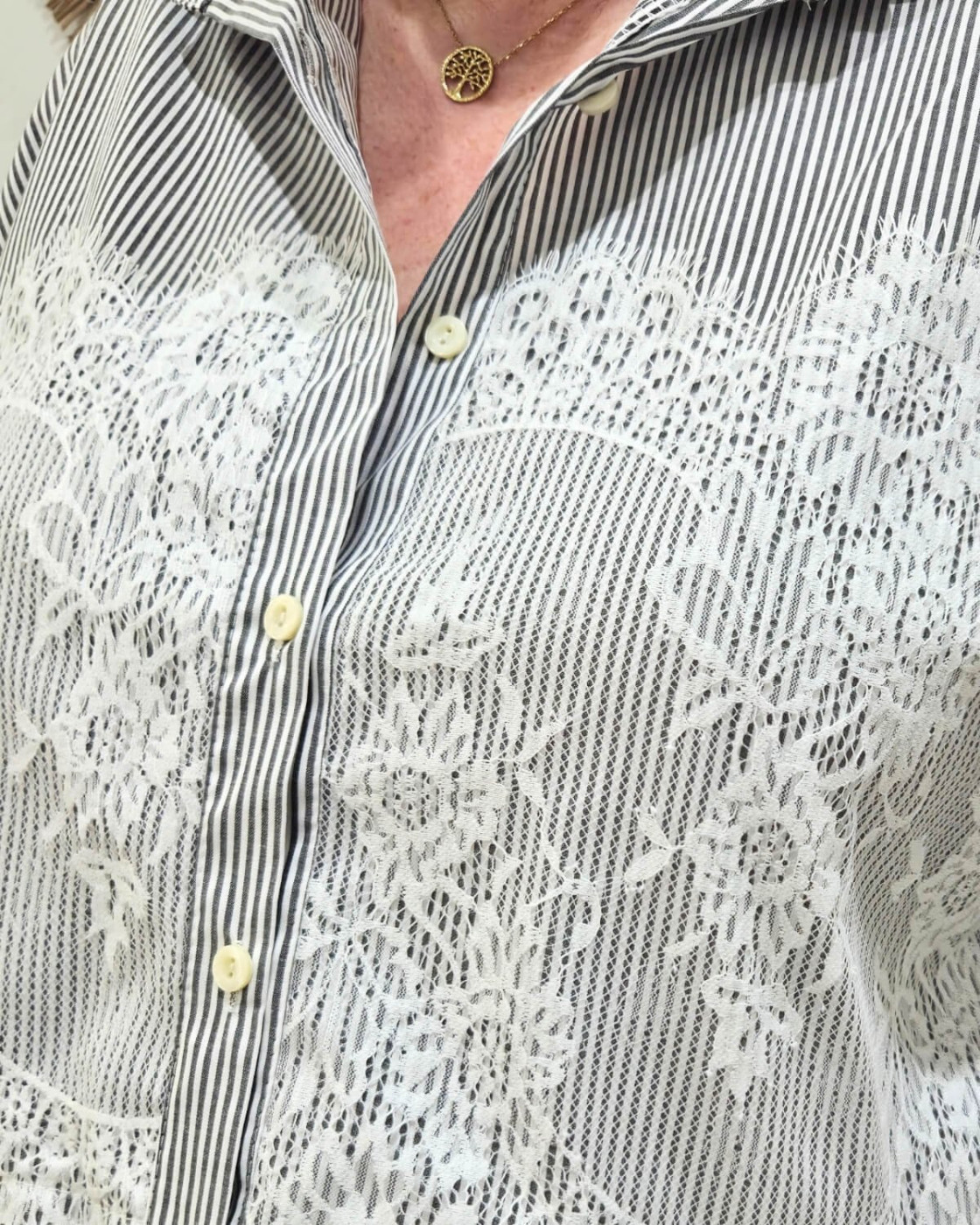 Chemisier femme oversize rayures noires et dentelle blanche