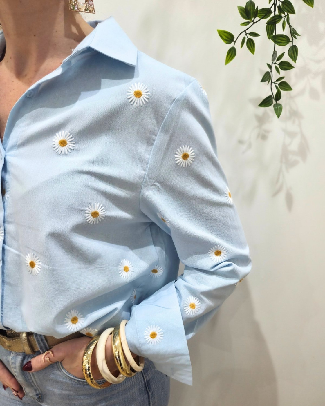 Chemisier femme bleu ciel marguerites brodées