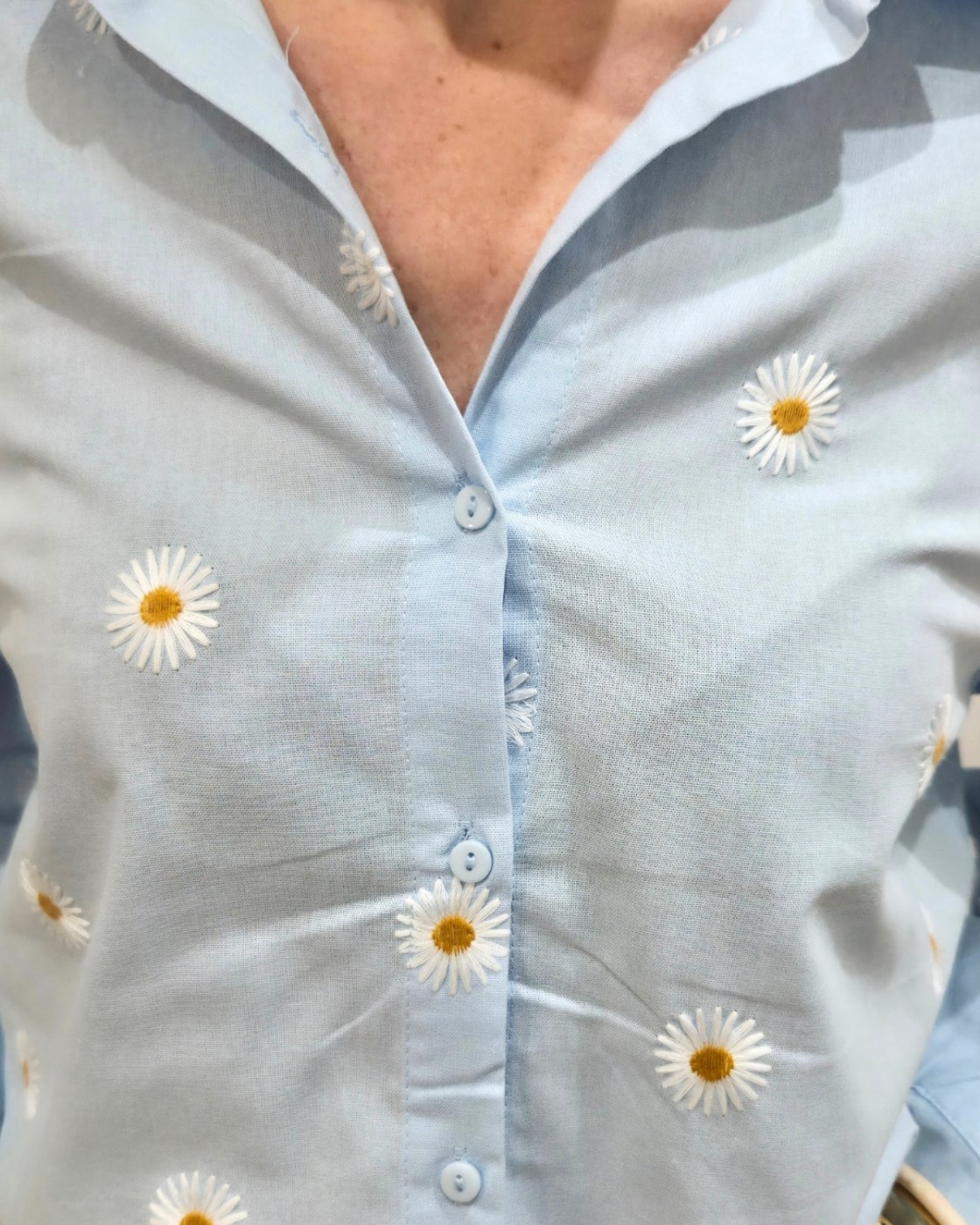 Chemisier femme bleu ciel marguerites brodées