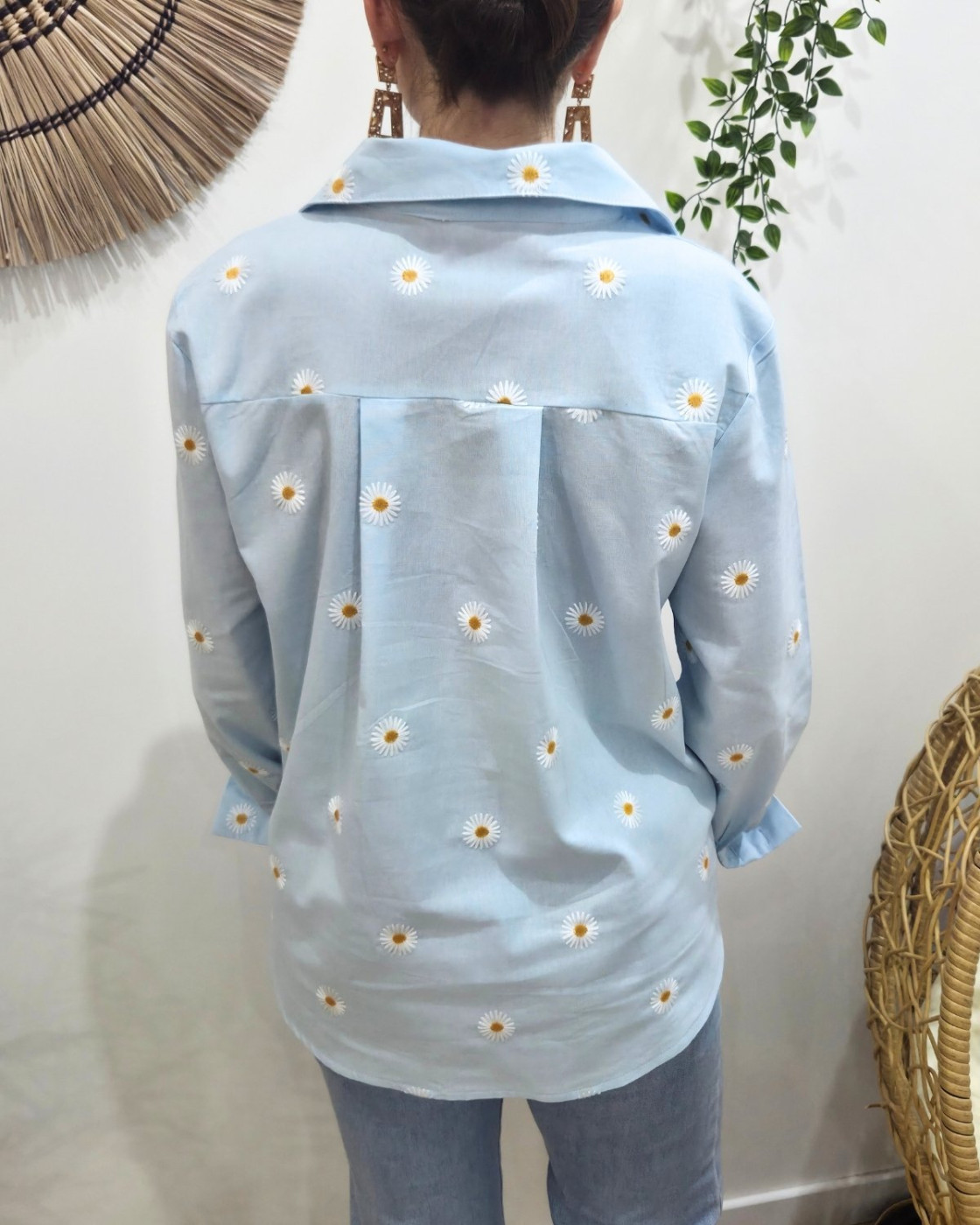 Chemisier femme bleu ciel marguerites brodées