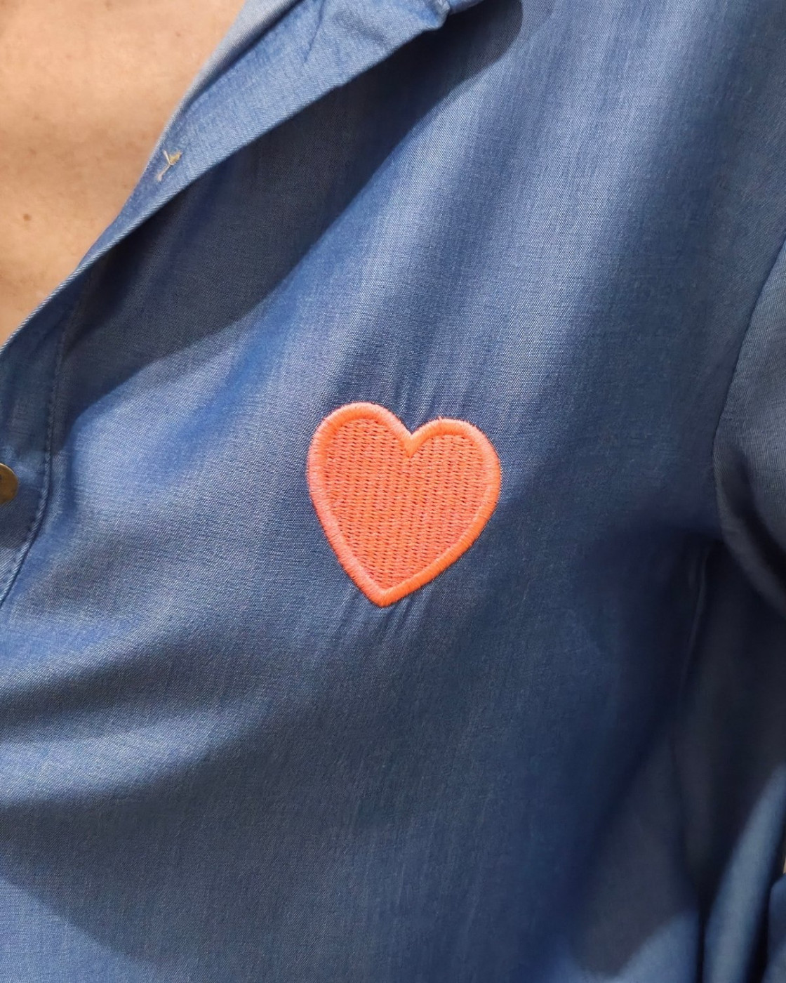 Chemisier femme coton bleu jean coeur rose fluo
