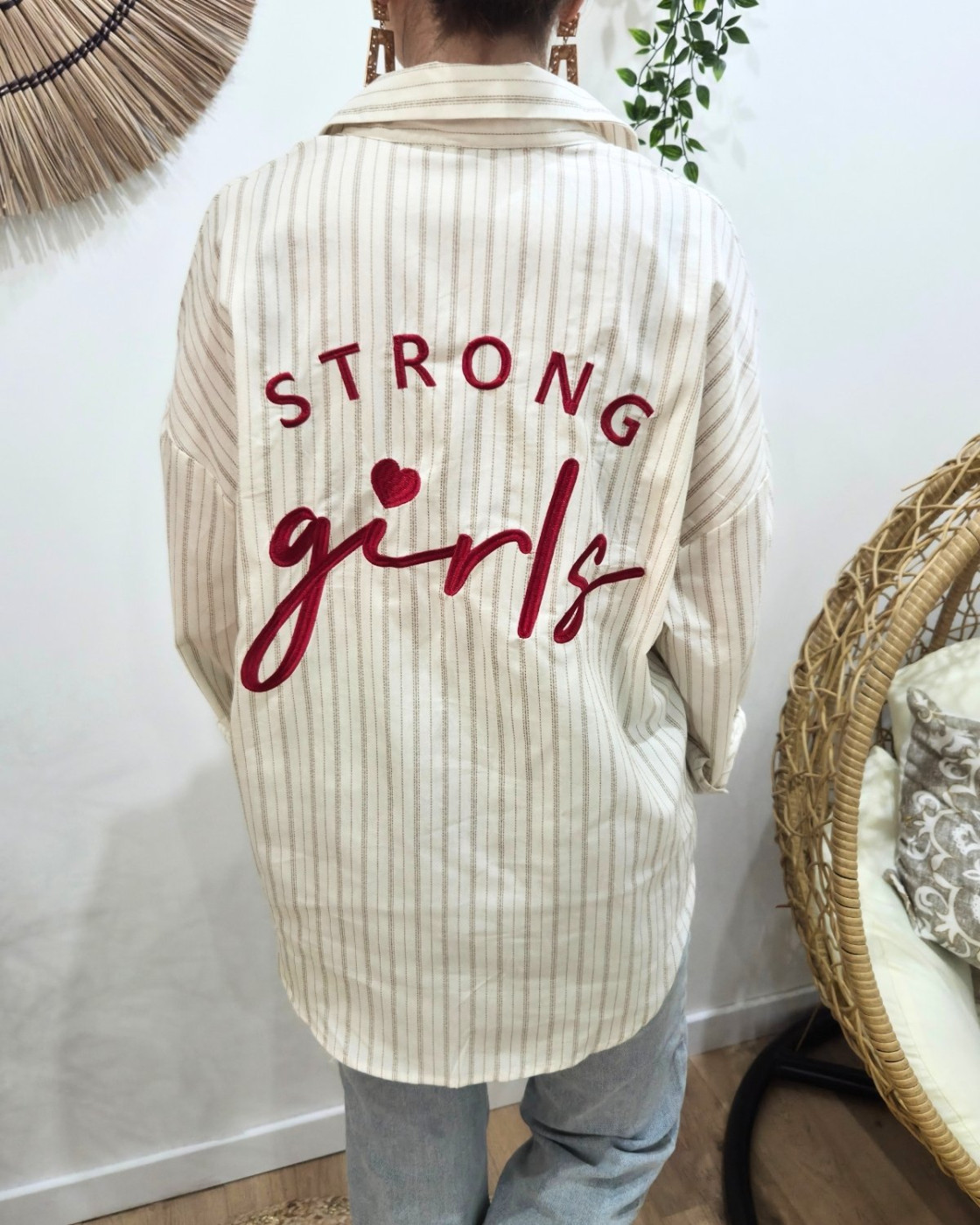 Chemise femme rayée beige et taupe broderie Strong Girls rouge