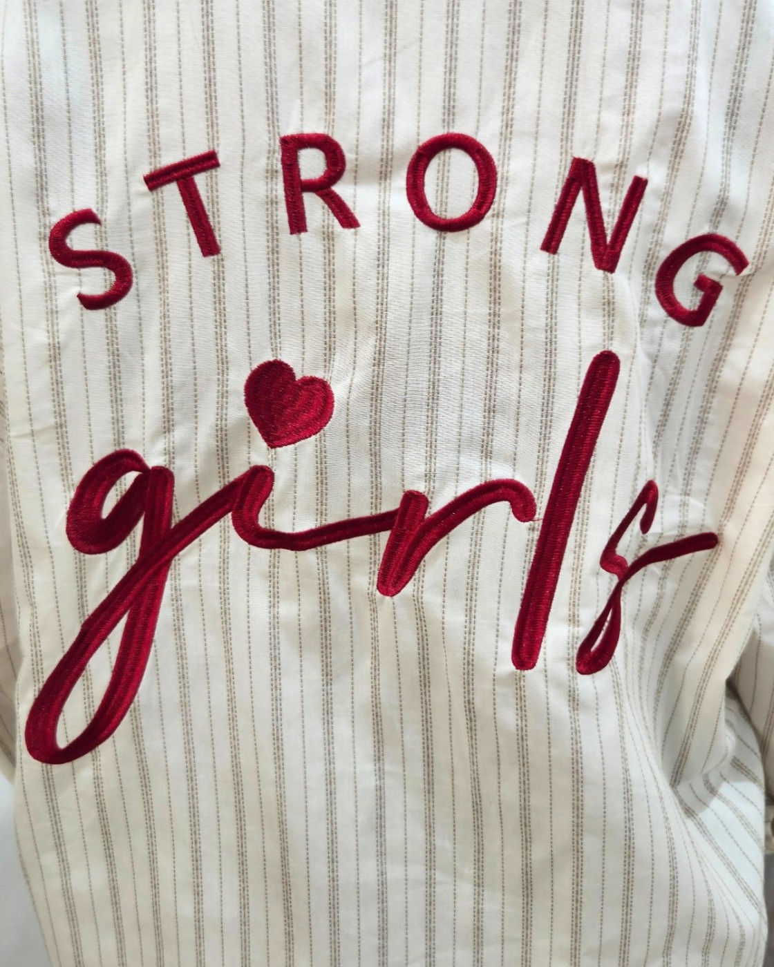 Chemise femme rayée beige et taupe broderie Strong Girls rouge