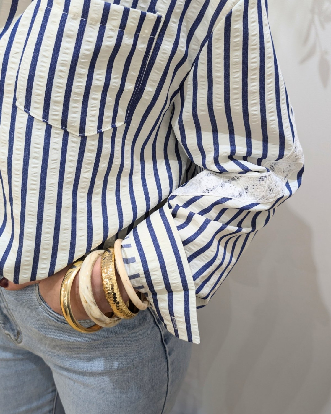 Chemise femme rayée marine et blanche broderies fleuries et LOVE rouge