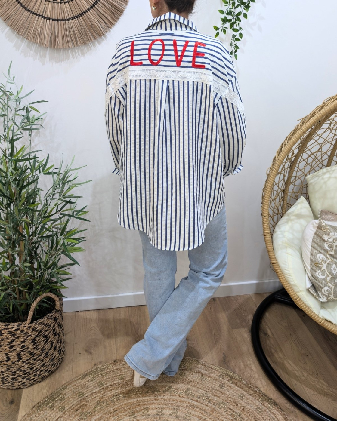 Chemise femme rayée marine et blanche broderies fleuries et LOVE rouge