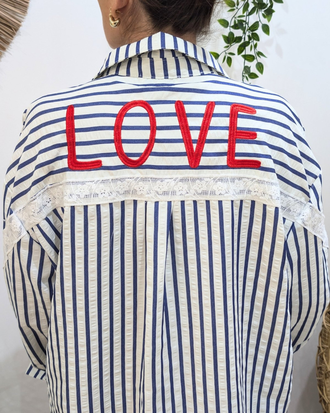 Chemise femme rayée marine et blanche broderies fleuries et LOVE rouge