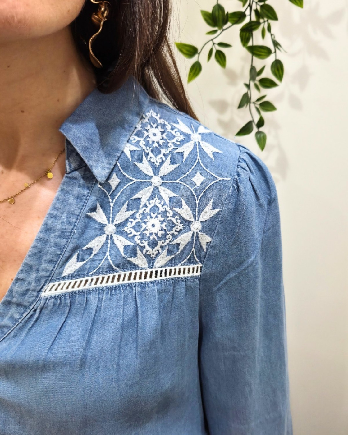 Chemisier femme coton bleu jean broderies blanches Oksana