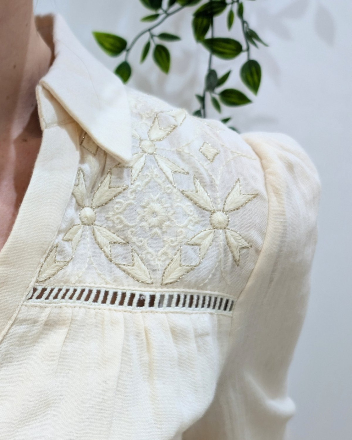 Chemisier femme beige broderies dorées Oksana