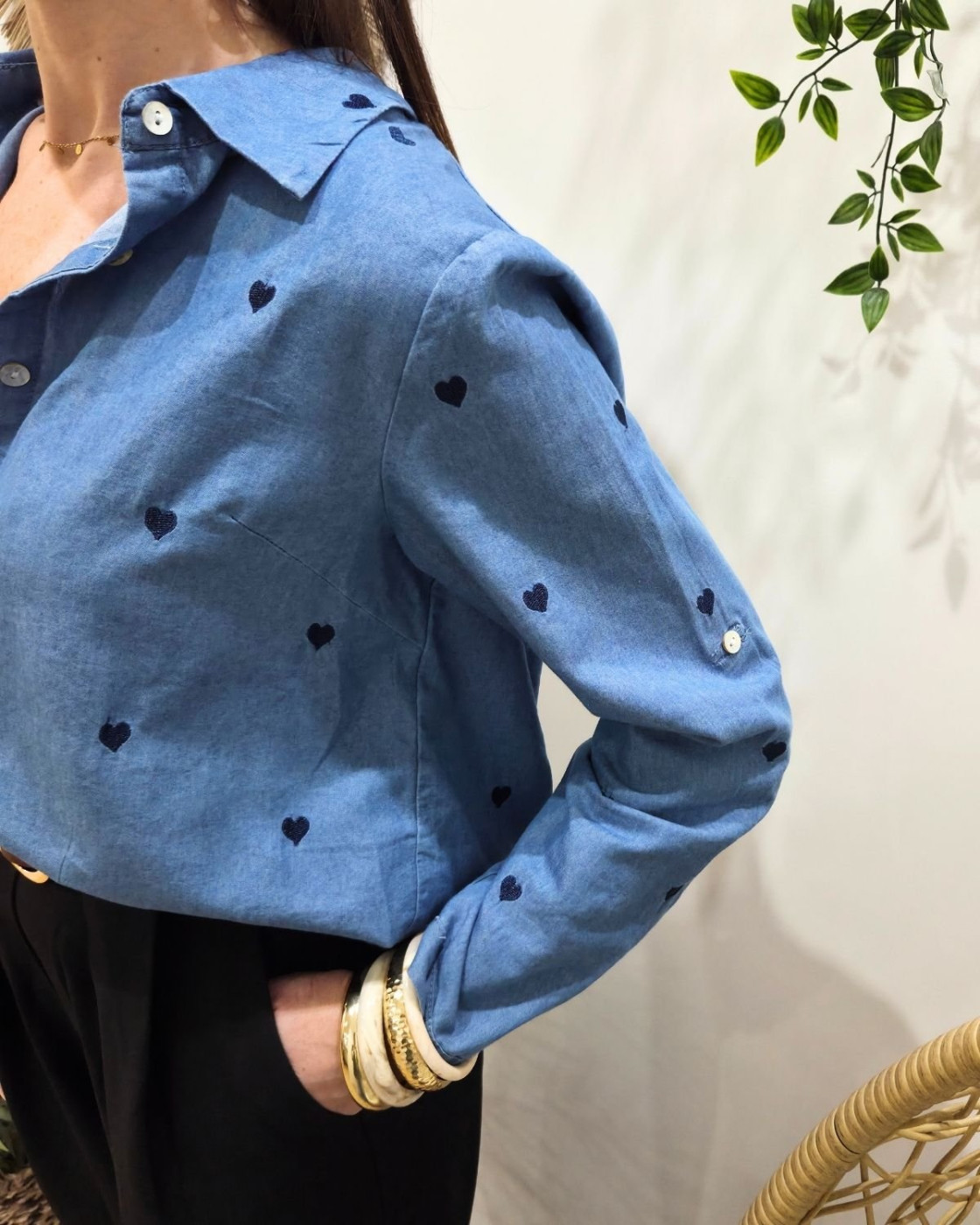 Chemisier femme bleu jean coeurs brodés marine
