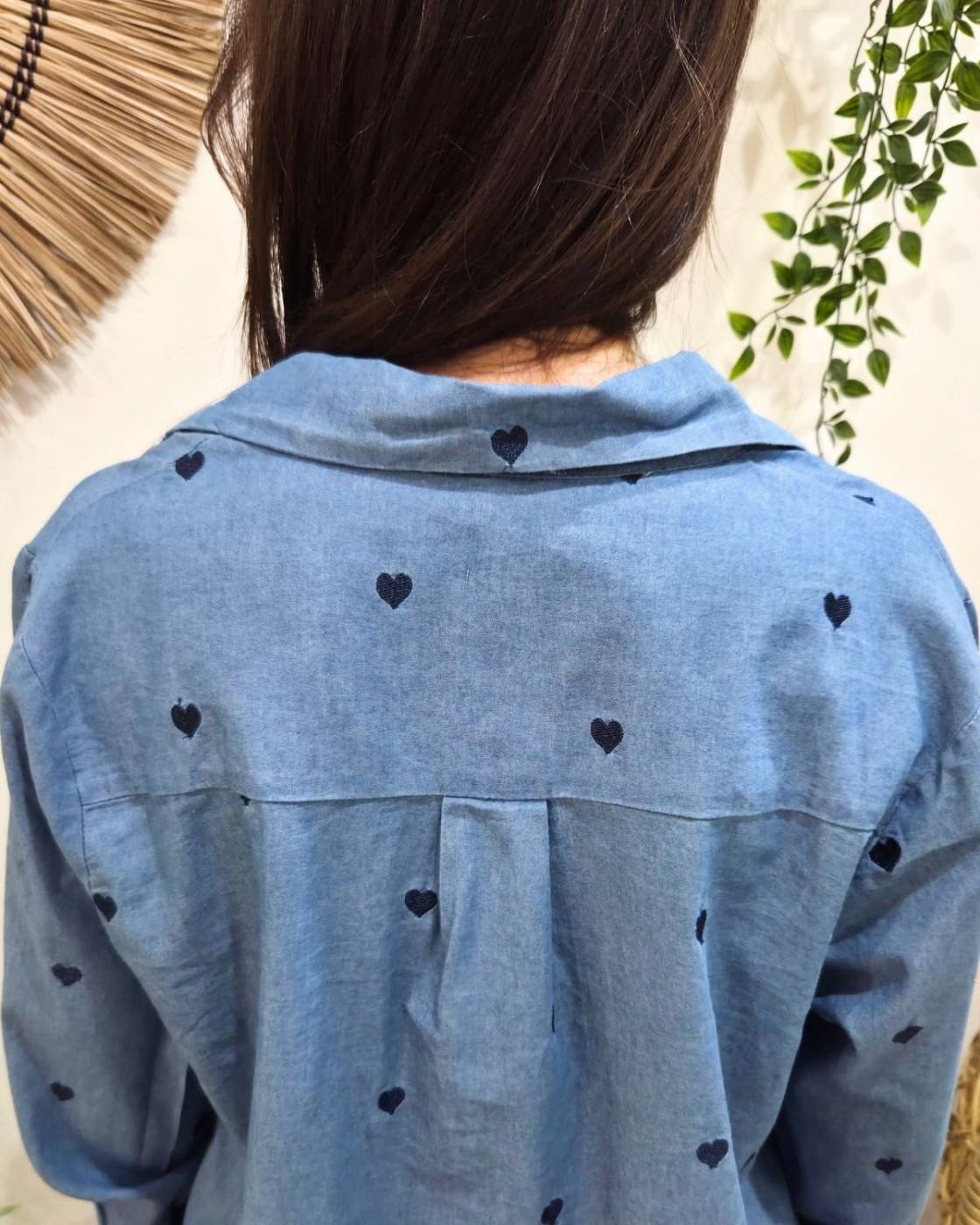 Chemisier femme bleu jean coeurs brodés marine