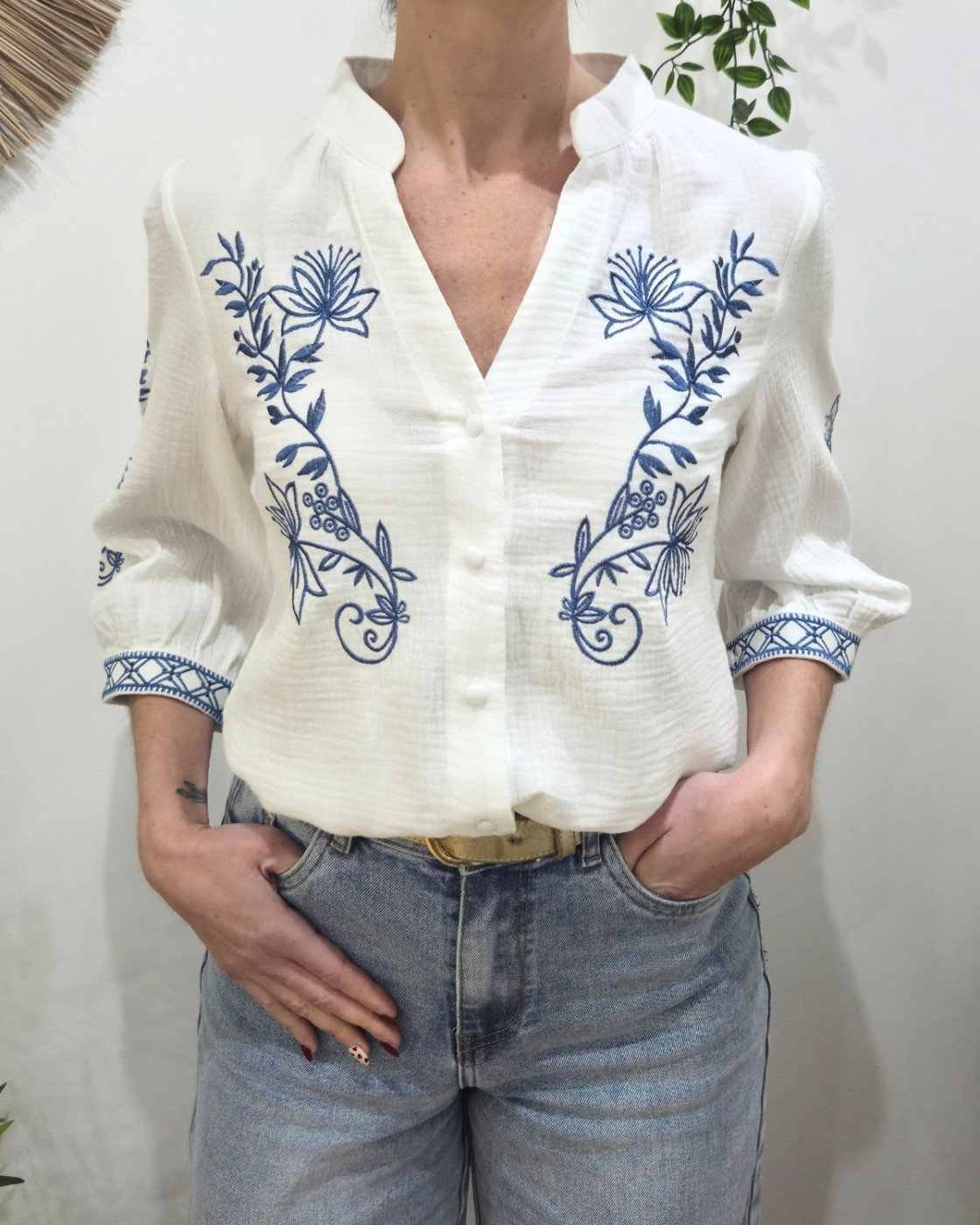 Chemisier femme blanc coton gaz fleurs brodées bleu jean